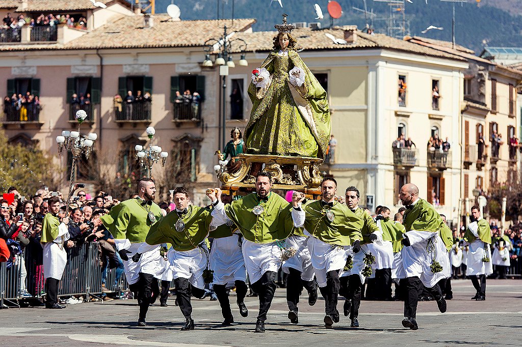 Di Menna Paolo-La Madonna che scappa in Piazza a Sulmona.jpg